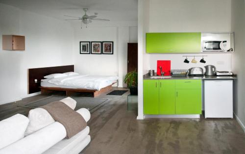 1 queen bed, 1 twin bed