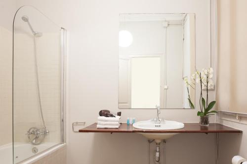 Superior Three-Bedroom Apartment image 7