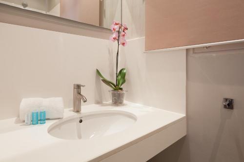 Superior Three-Bedroom Apartment image 4