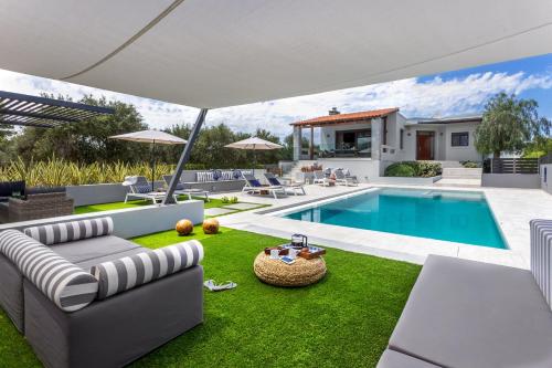 Villa Ampelaki - with heated pool