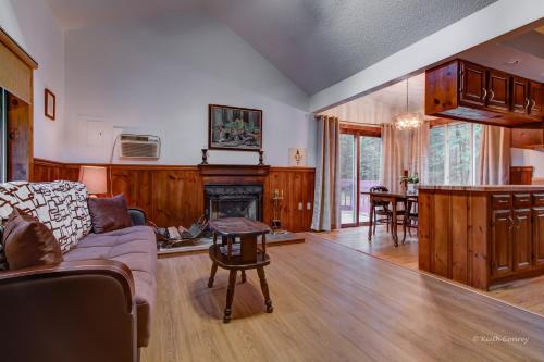 木蘭溪畔度假屋 (Magnolia Streamside Resort) in 卡纳登西斯