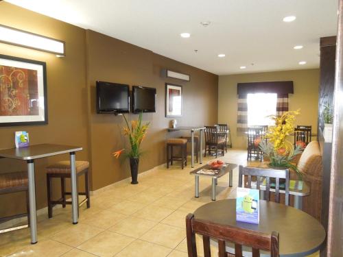 Lobby, Microtel Inn & Suites by Wyndham Harrisonburg in South Harrisonburg