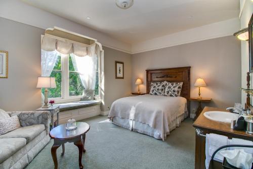 Winchester Inn Set in a prime location of Ashland (OR), Winchester Inn puts everything the city has to offer just outside your doorstep. The property features a wide range of facilities to make your stay a pleasant 