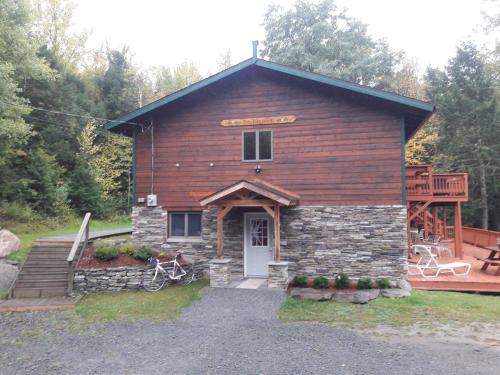 Katskill Chalet Renovated with Endless View in Windham, USA