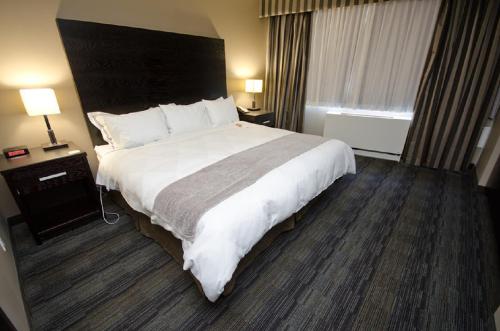 Radisson Hotel Winnipeg Downtown Room Type - Queen Room - Non-Smoking