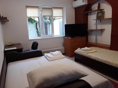 Triple Room with Bathroom image 4
