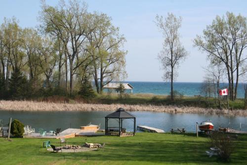 Hadovka Lakeside Inn