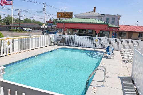 Budget Host Inn Niagara Falls - image 3