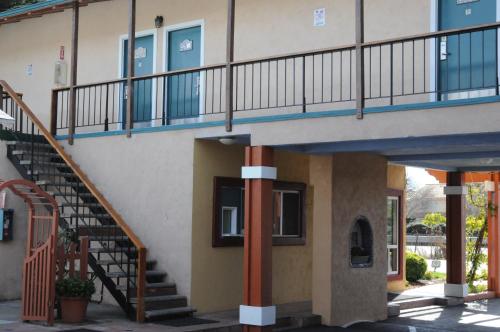Sandyland Reef Inn - image 2