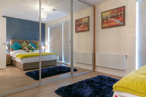 Contemporary & Exquisite Trumpington Townhouse with Parking & 5 mins to Addenbrookes & Papworth hosp in Trumpington