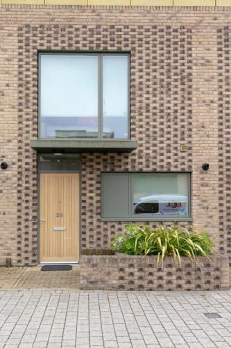 Addenbrookes Townhouse with Free Parking - 5 mins walk to Trumpington & Papworth Hospitals & Sleeps 6 - image 12