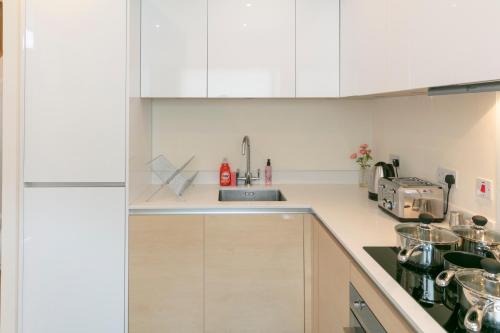 kuhinja, Contemporary & Exquisite Trumpington Townhouse with Parking & 5 mins to Addenbrookes & Papworth hosp in Trumpington