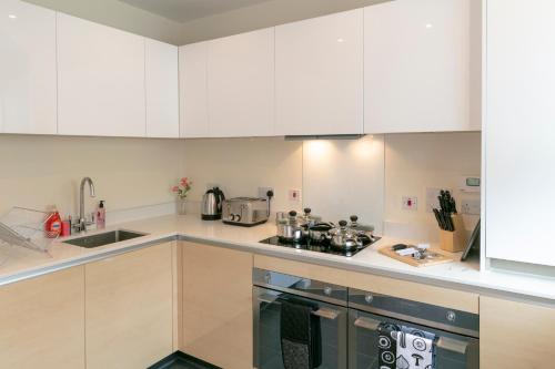 Oprema, Contemporary & Exquisite Trumpington Townhouse with Parking & 5 mins to Addenbrookes & Papworth hosp in Trumpington