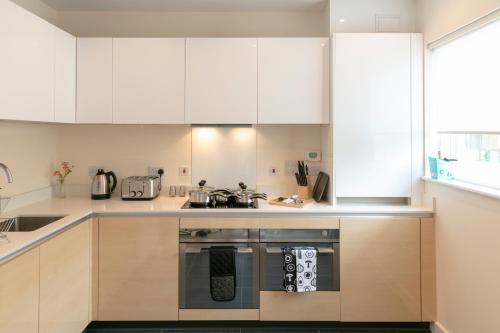 kuhinja, Contemporary & Exquisite Trumpington Townhouse with Parking & 5 mins to Addenbrookes & Papworth hosp in Trumpington