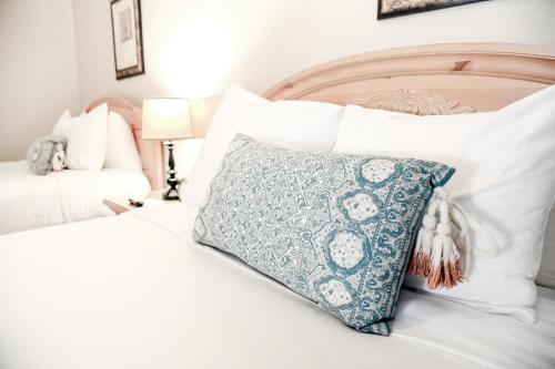 2 queen beds