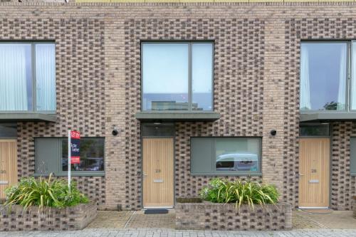 Modern & Exquisite Trumpington Townhouse with Parking & 5 mins to Papworth hospital, Кембридж (фото 3)