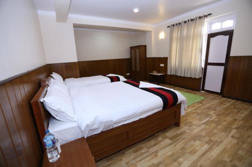1 double bed, 1 twin bed