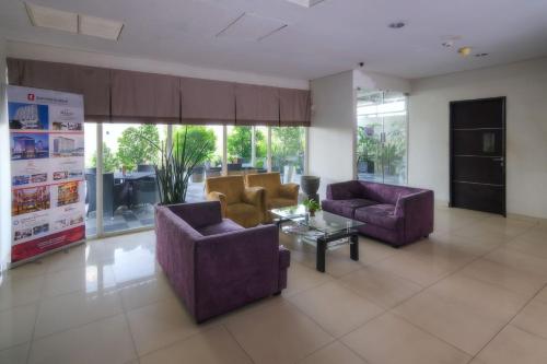 Shared lounge/TV area, The Square Surabaya Hotel near Suroboyo Carnival Park