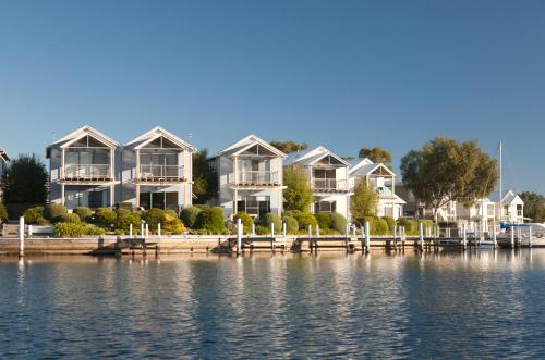 B&B Paynesville - Captains Cove Resort - Waterfront Apartments - Bed and Breakfast Paynesville