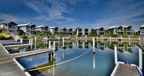 ระเบียง/ชานเรือน, Captains Cove Resort - Absolute Waterfront Apartments in เพย์นส์วิลล์