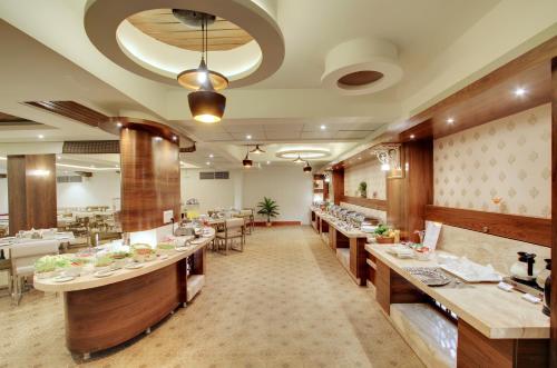 Restaurant, White Castle (Boutique Apartment Hotel) in Kempanahalli