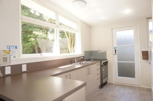 ห้องครัว, แอชลี่ คอร์ท โมเต็ล (Ashleigh Court Motel) near โมนาวาเล