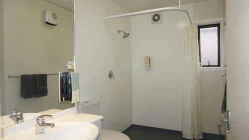 One-Bedroom Twin Apartment image 3