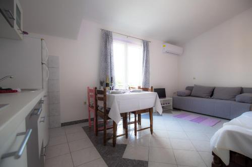Apartment Family - image 2
