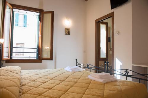 1 double bed, 1 twin bed