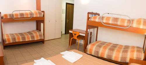 2 twin beds, 2 bunk beds