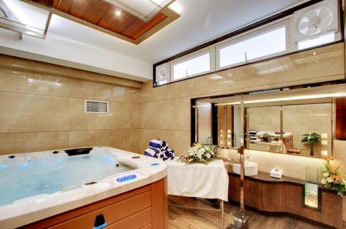 Hot tub, White Castle (Boutique Apartment Hotel) in Kempanahalli