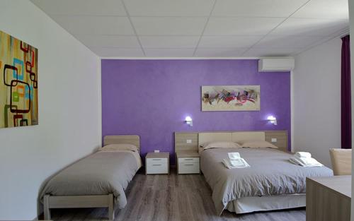 1 king bed, 2 twin beds