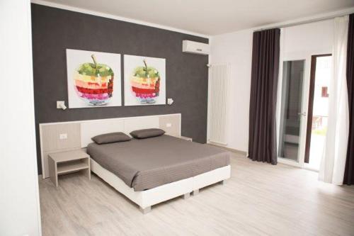 1 king bed, 2 sofa beds