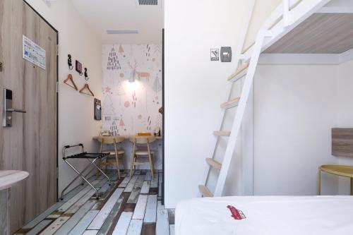 Twin Room image 9