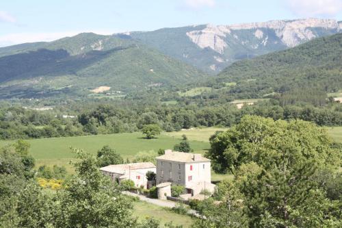 Château de Noyers gîte à louer Ribiers