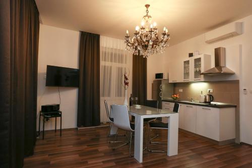 MARTON & MARTINIS SUPERIOR APARTMENTS - spacious one-room apartments - excellent location within walking distance of Diocletian's Palace and Bacvice Beach - the best restaurants within walking distance, Split (photo 10)