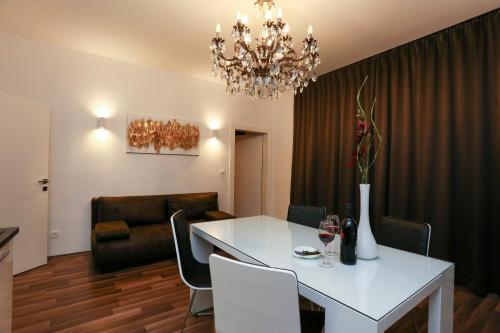 MARTON & MARTINIS SUPERIOR APARTMENTS - spacious one-room apartments - excellent location within walking distance of Diocletian's Palace and Bacvice Beach - the best restaurants within walking distance, Split (photo 9)