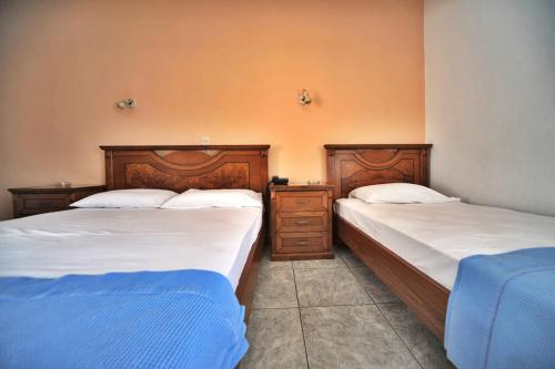1 double bed, 1 twin bed