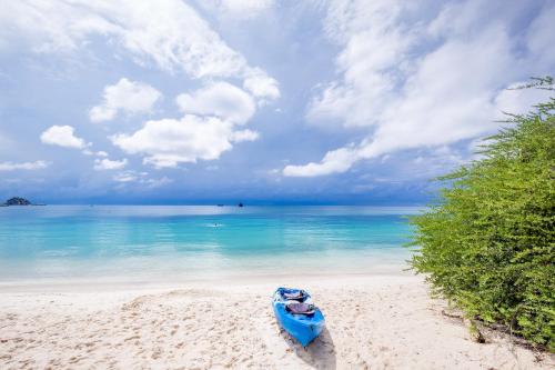 Beach Club by Haadtien