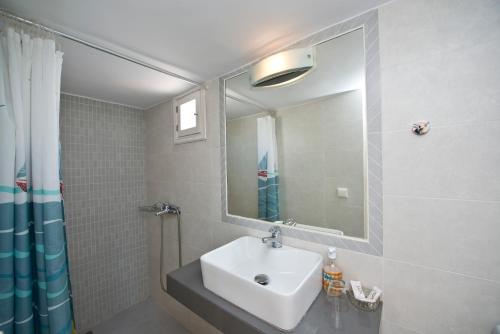 Karboni Hotel - image 8