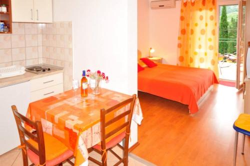  Apartments Franic in Baćina