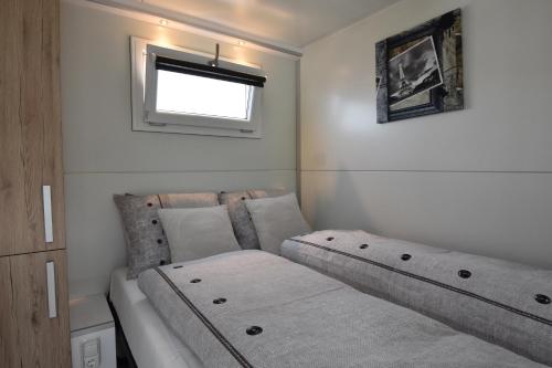 Cosy floating boatlodge, 'Paris'