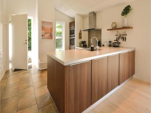 Konyha, Three-Bedroom Holiday Home In Ebeltoft in Boeslum