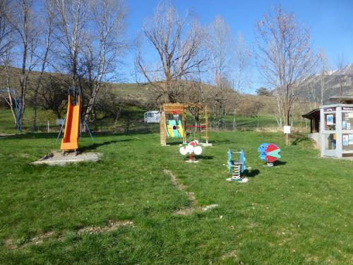 Parque infantil, Camping, Hotel De Plein Air Les Cariamas in Chateauroux-Alpes