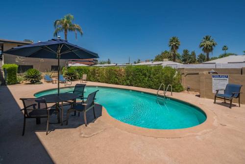Relaxing 2BR with Pool - image 4