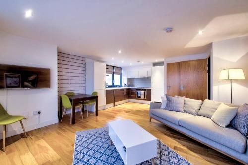 ALTIDO Stylish City Centre Apartment for Two
