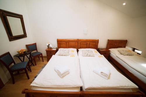 1 double bed, 1 twin bed