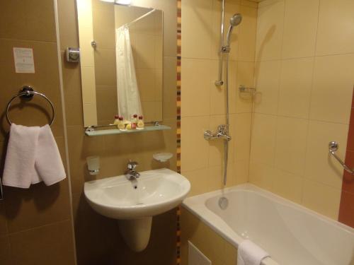 room detail thumbnail 2