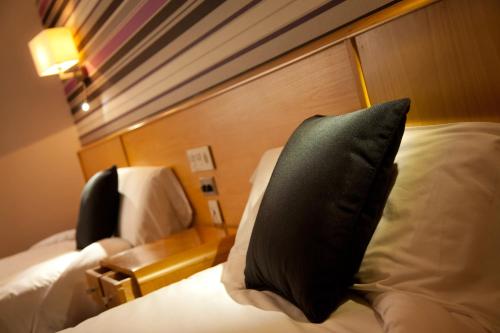 1 double bed, 2 twin beds