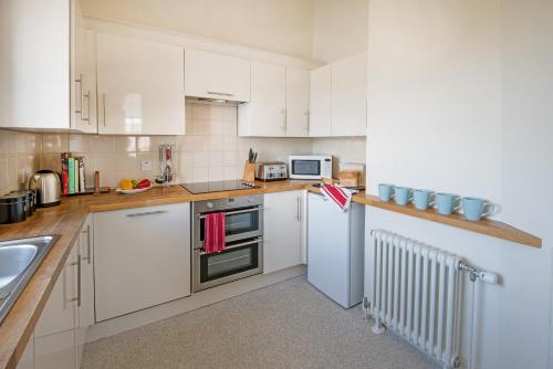 Gunsgreen Apartment- LARGE two floor apartment!! Sleeps up to 11 people, First floor available separ in Eyemouth